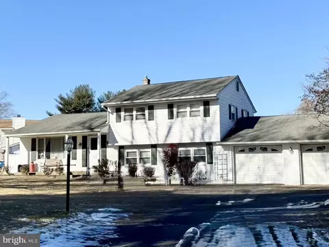 8 George Washington Dr, Titusville, NJ 08560