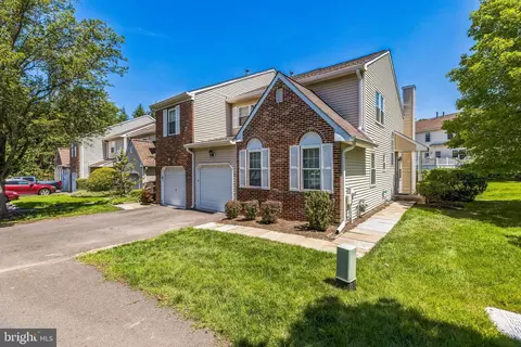 22 Pioneer Ct, Ewing, NJ 08628
