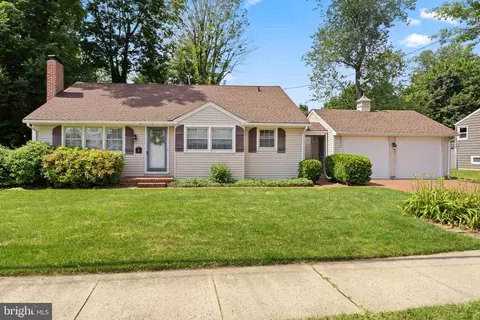 4 Scullin Dr, Hamilton, NJ 08620