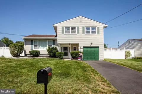29 Wesleyan Dr, Hamilton, NJ 08690