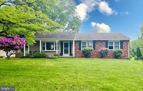 16 Featherbed Ln, Hopewell, NJ 08525