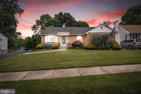 18 Middleton Dr, Hamilton, NJ 08620