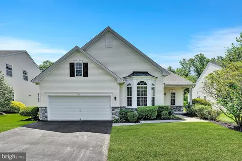 38 Buckingham Dr, Pennington, NJ 08534