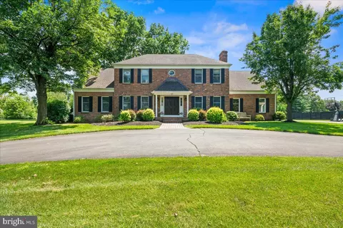 28 Meadow Ln, Pennington, NJ 08534