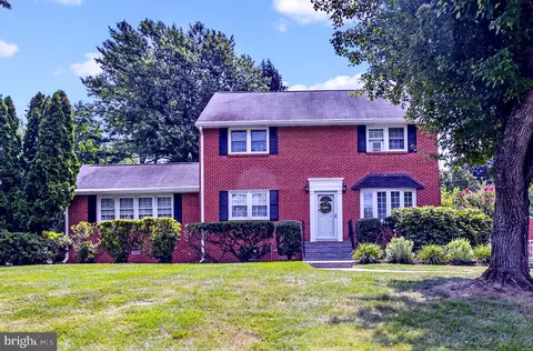 5 Lopatcong Dr, Ewing, NJ 08638