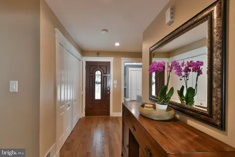 Entry Way - 12 Rydal Dr, Lawrence Township, NJ 08648 photo 2 of 5