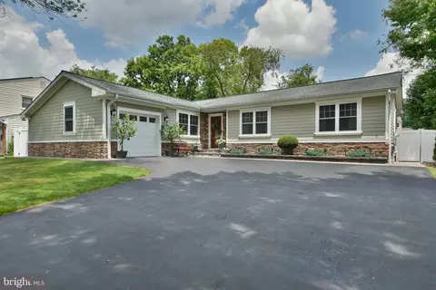 12 Rydal Dr, Lawrence Township, NJ 08648