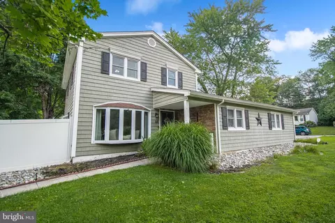 46 Colonial Lake Dr, Lawrence, NJ 08648