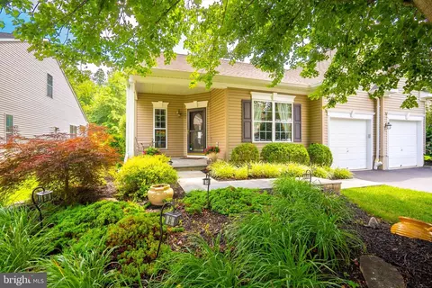 32 Buckingham Dr, Pennington, NJ 08534