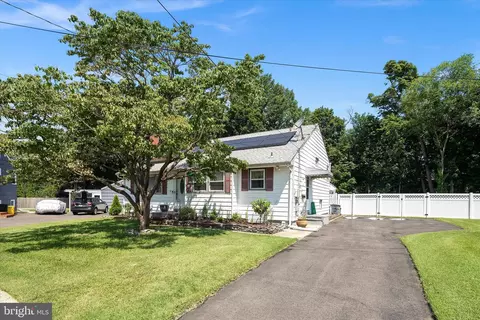 3 Heights Ter, Hamilton, NJ 08620