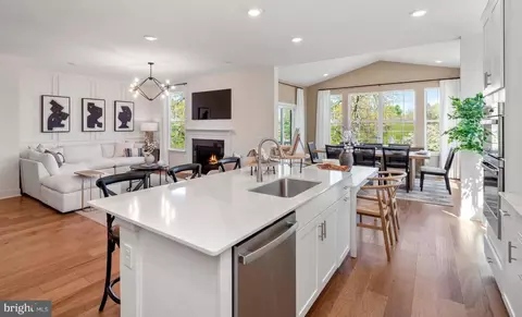 4 John Vanzandt Dr, Titusville, NJ 08560