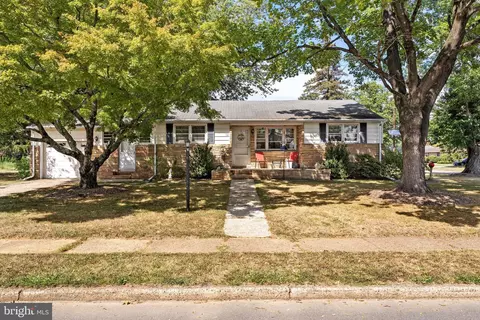 12 Fox Ln, Hamilton, NJ 08620