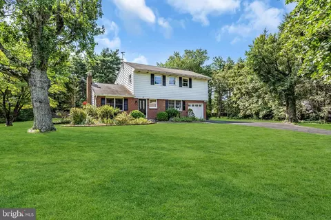 10 Winterset Dr, Trenton, NJ 08690