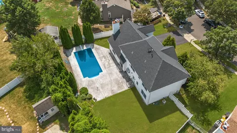 18 Lea Dr, Hamilton, NJ 08690