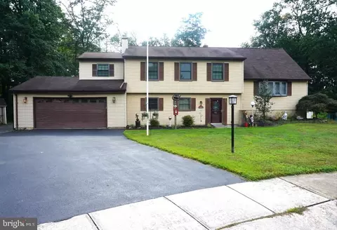 14 Bainbridge Ct, Hamilton, NJ 08690
