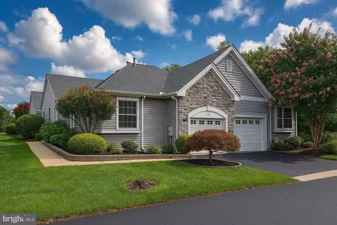 221 Meadowlark Dr, Hamilton, NJ 08690