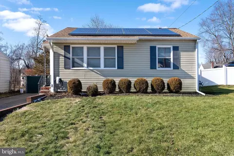 33 Gilmore Rd, Ewing, NJ 08628