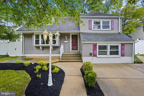 9 Shawnee Dr, Hamilton, NJ 08690