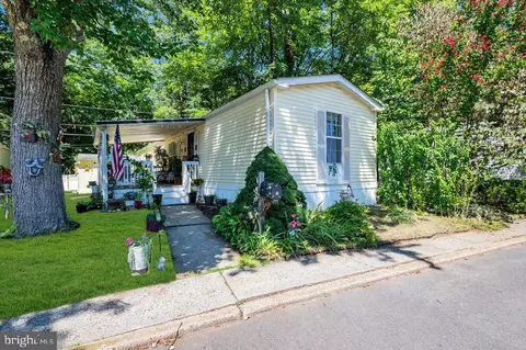 17 South Dr, East Windsor, NJ 08520