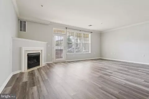 Living - 313 Masterson Ct, Ewing, NJ 08618 photo 2 of 10
