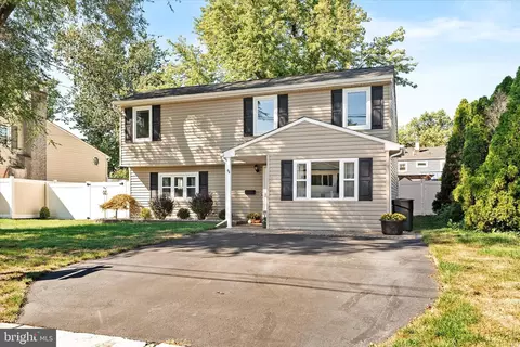 44 Livingston Dr, Hamilton, NJ 08619