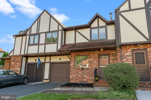 9 Aragon Ct, Trenton, NJ 08628