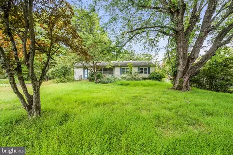16 New Rd, Lambertville, NJ 08530