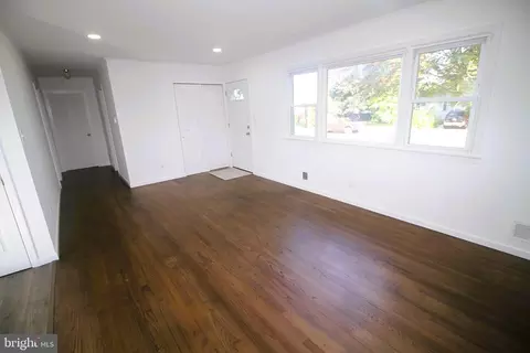 Entry Way - 5 Sandy La, Hamilton, NJ 08610 photo 2 of 6