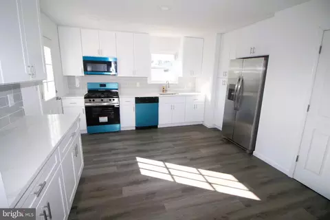 Entry Way - 5 Sandy La, Hamilton, NJ 08610 photo 4 of 6