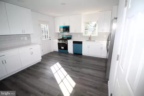 Entry Way - 5 Sandy La, Hamilton, NJ 08610 photo 5 of 6