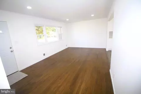 Living - 5 Sandy La, Hamilton, NJ 08610 photo 2 of 3