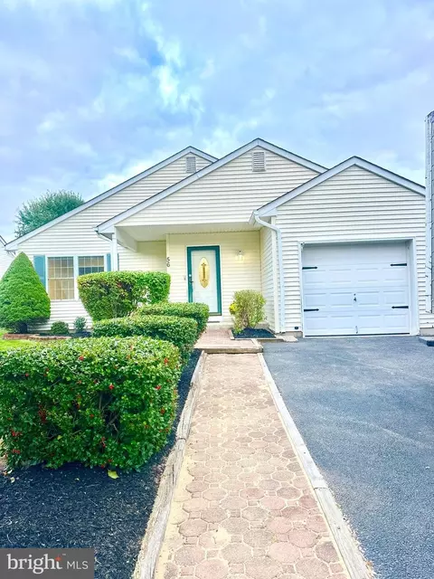 56 Holiday Ct, Ewing, NJ 08638
