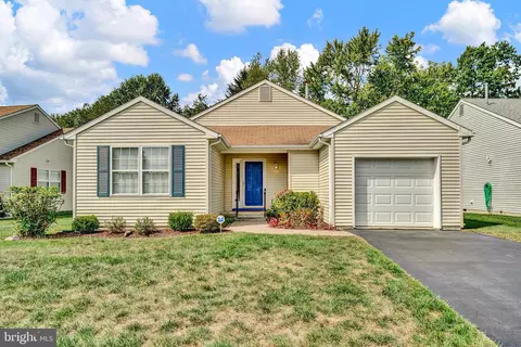 6 Holiday Ct, Ewing, NJ 08628