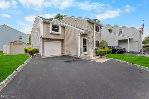 17 Winchester Dr, East Windsor, NJ 08520