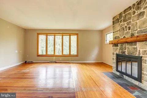 Living - 86 Jacobs Creek Rd, Ewing, NJ 08628 photo 2 of 5