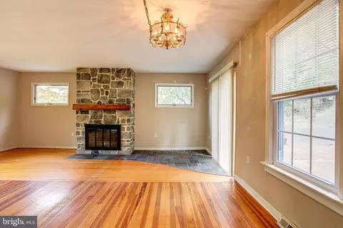 Living - 86 Jacobs Creek Rd, Ewing, NJ 08628 photo 4 of 5