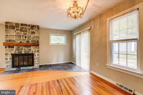 Living - 86 Jacobs Creek Rd, Ewing, NJ 08628 photo 5 of 5