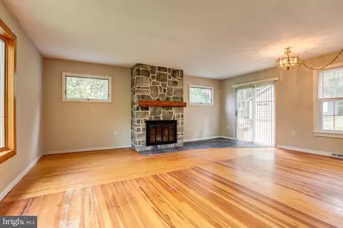 Living - 86 Jacobs Creek Rd, Ewing, NJ 08628 photo 3 of 5