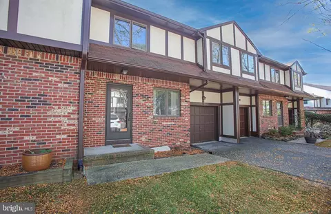 15 Leicester Ln, Ewing, NJ 08628