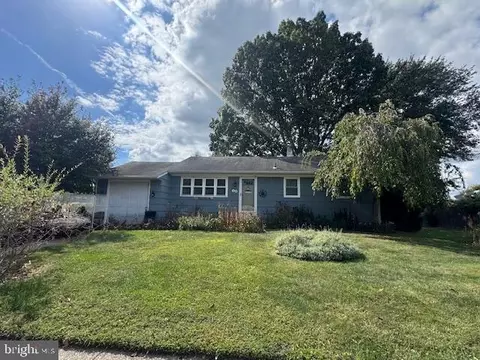 13 Sayen Dr, Hamilton, NJ 08690