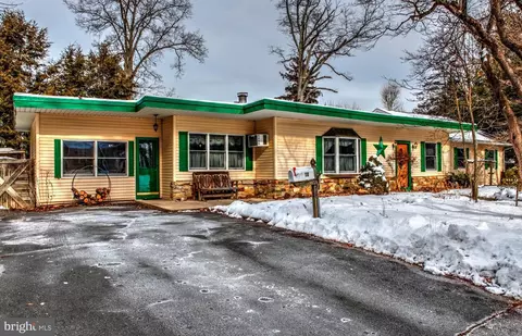 18 Monroe Dr, Hamilton, NJ 08619