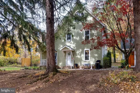 7 Castle Ln, Hopewell, NJ 08525