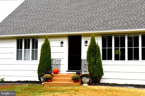 28 Delaware Ave, Ewing, NJ 08628