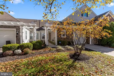 8 Dove Ct, Hamilton, NJ 08690