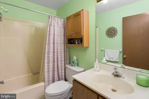 Bath - 37 Willow Bend Dr, Hamilton, NJ 08690 photo 2 of 2