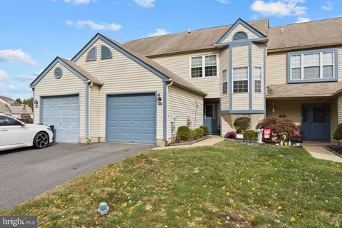37 Willow Bend Dr, Hamilton, NJ 08690