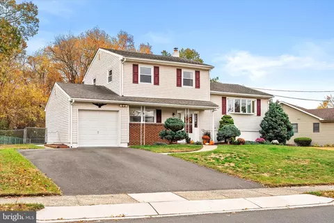 10 Carl Sandburg Dr, Hamilton, NJ 08690