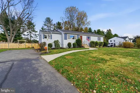 17 Woosamonsa Rd, Pennington, NJ 08534