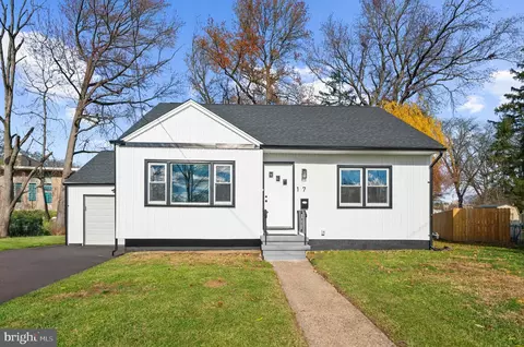 17 Ranchwood Dr, Ewing, NJ 08618