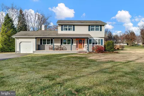 2 Van Saun Dr, Ewing, NJ 08628